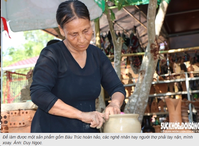 Nghệ nhân Chăm vuốt bình gốm